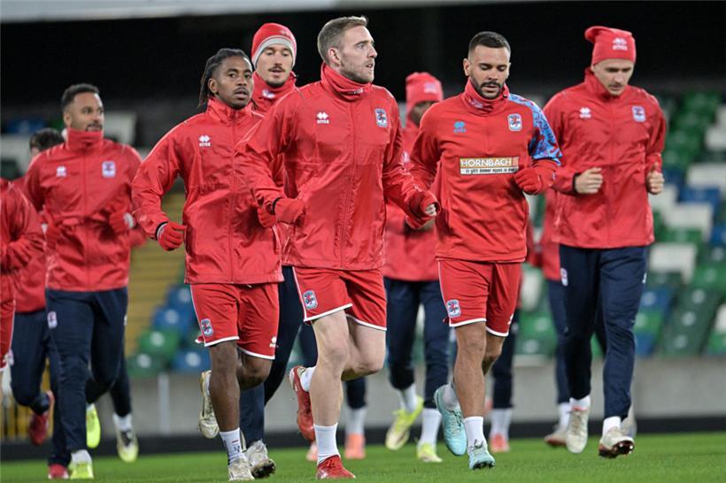Warmlaufen im Windsor Park in Belfast
