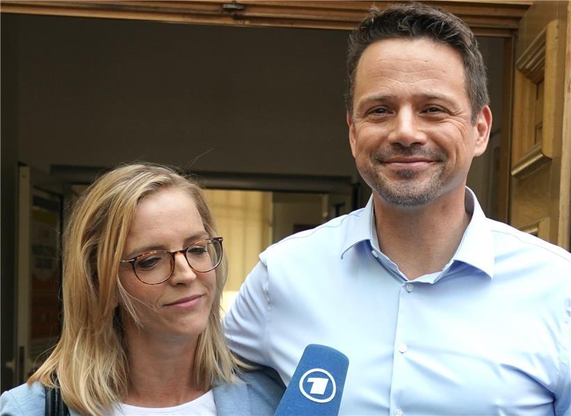 Warschaus Bürgermeister Rafal Trzaskowski, hier mit seiner Ehefrau Malgorzata, hat es in die Stichwahl mit Duda geschafft
