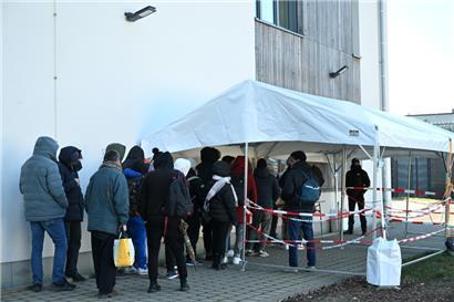 Warten auf Einlass bei der „Wanteraktioun“ am Findel
