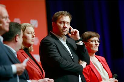 Warten auf das Votum der Mitglieder: die beiden SPD-Bundesvorsitzenden Lars Klingbeil (Mitte) und Saskia Esken (r.)
