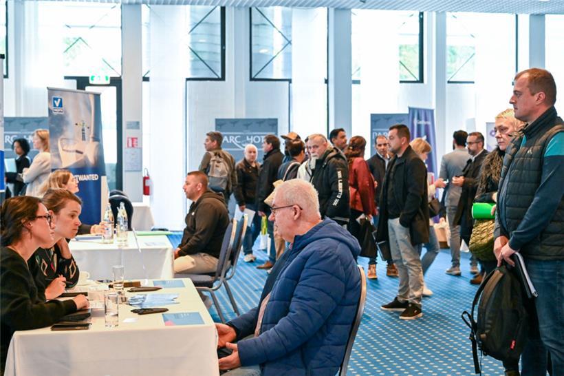 Warten auf das nächste Gespräch: Bei verschiedenen Ständen bildeten sich lange S...