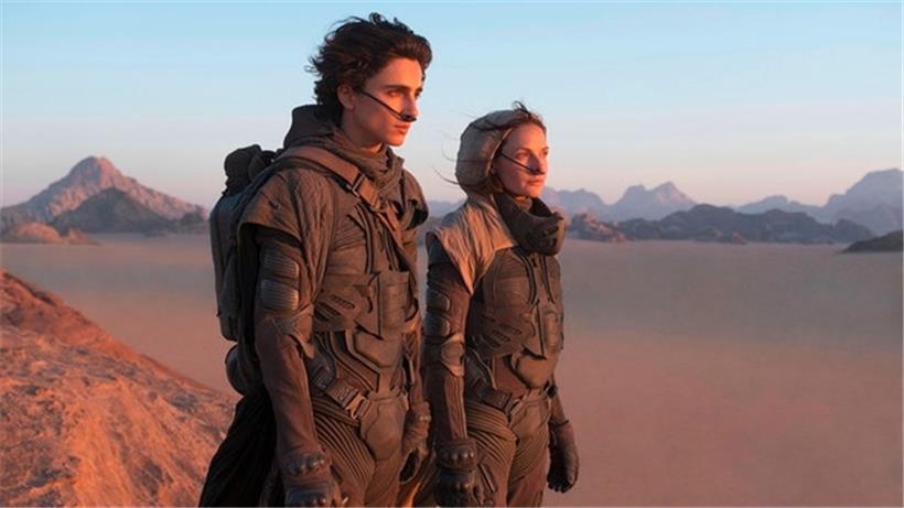Warten auf den Wüstenwurm: Paul Atreides (Timothée Chalamet) und seine Mutter Lady Jessica (Rebecca Ferguson)
