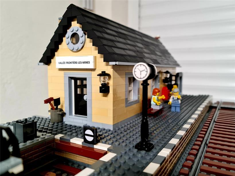 Warten auf den Zug: Damit das Erscheinungsbild seiner Bauten möglichst perfekt wird, greift Daniel Dax auf eigene Fotos oder Vorlagen zurück
