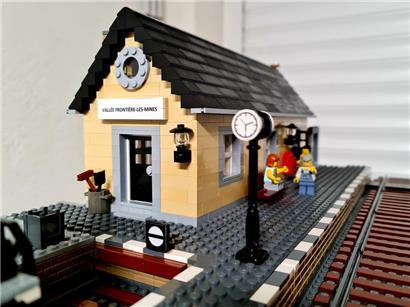 Warten auf den Zug: Damit das Erscheinungsbild seiner Bauten möglichst perfekt wird, greift Daniel Dax auf eigene Fotos oder Vorlagen zurück
