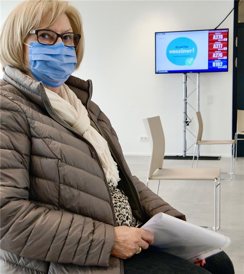 Warten im Wartesaal des Impfzentrums in Belval