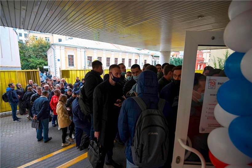 Warteschlange vor einem Wahllokal in Moskau: Staatsbedienstete wurden Berichten zufolge mit der Empfehlung, für die Pro-Putin-Partei „Einiges Russland“ zu stimmen, zu den Urnen geschickt
