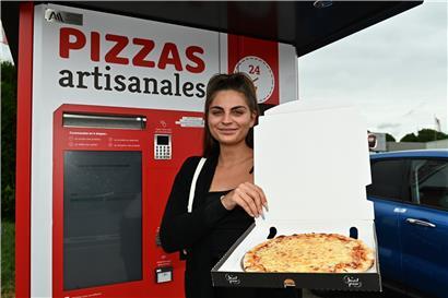 Warum die Aufregung? Morgane ist zufrieden mit dem Resultat aus dem Pizzaautomaten. Seit rund zwei Wochen steht er auf dem Gelände der Garage Chlecq in Esch, seither erregt er die Gemüter.

