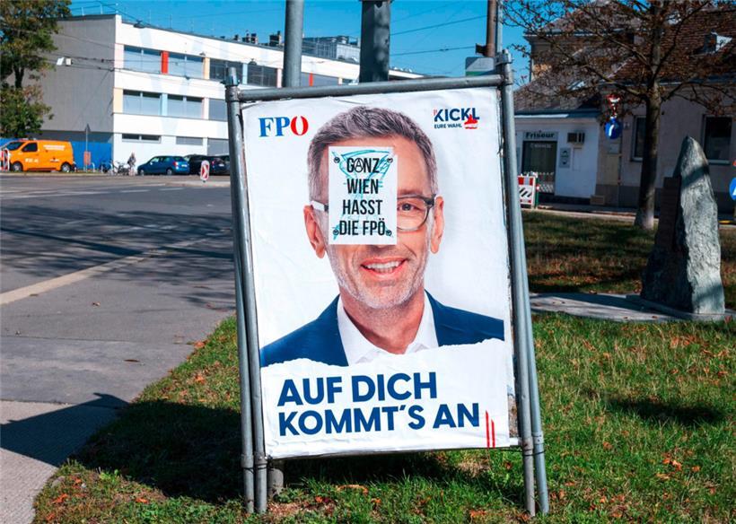 Was auf dem Aufkleber steht, stimmt zwar – auf ganz Österreich gesehen, sieht die Sache aber anders aus: Herbert Kickl will der kommende Kanzler der Alpenrepublik werden
