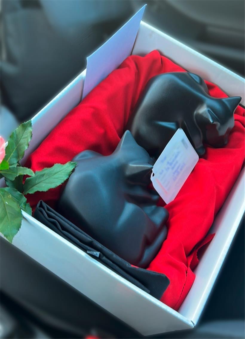 Was aussieht wie kleine Kunstfiguren, sind in Wirklichkeit Urnen für verstorbene Katzen. Kostenpunkt: 180 Euro pro Stück.
