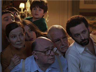 Cast von „La Cache“ in nachdenklicher Szene während intensivem Moment der Serie