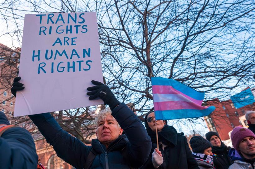Was die Demonstranten in New York hier fordern und in Amerika in Gefahr ist, hat der EUGH in seinem Urteil nochmal bekräftigt: Rechte von Transpersonen sind Menschenrechte. Auch in Fragen des Datenschutzes.
