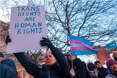 Was die Demonstranten in New York hier fordern und in Amerika in Gefahr ist, hat der EUGH in seinem Urteil nochmal bekräftigt: Rechte von Transpersonen sind Menschenrechte. Auch in Fragen des Datenschutzes.
