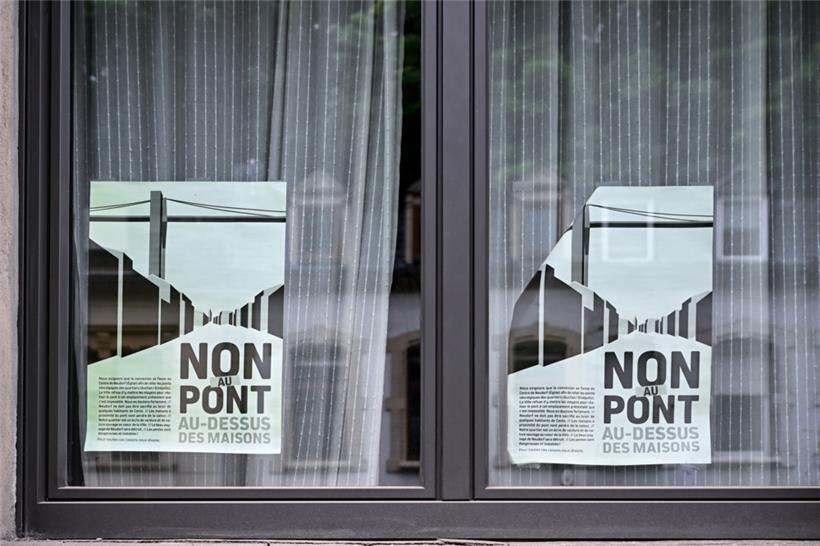 Was die Menschen in Neudorf über die geplante Verbindung denken, kann man auf Plakaten an ihren Hausfenstern lesen: Nein zur Brücke über den Häusern
