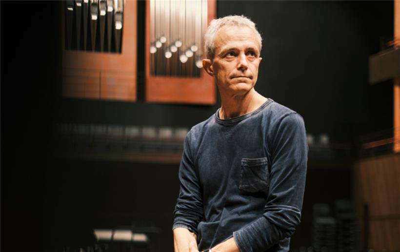 Was geschieht, wenn ein Künstler in den falschen Zug steigt oder krank wird? Bei solchen Fällen ist Serge Schonckerts Einsatz gefragt.
