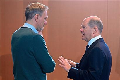 Was tun mit dem vielen Geld? Der deutsche Finanzminister Christian Lindner (l.) und Kanzler Olaf Scholz werden entscheiden müssen.
