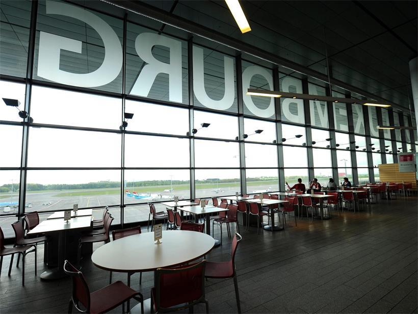 Flugzeug am Gate mit Verspätungsanzeige – Tipps bei Flugverspätung und Rechten als Passagier
