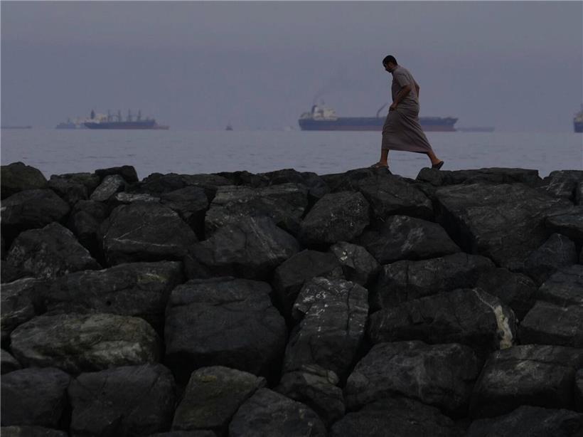 Trümmer beschädigter Infrastruktur liegen in der Straße von Hormus nach schneller Zerstörung über Monate hinweg
