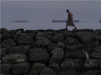 Trümmer beschädigter Infrastruktur liegen in der Straße von Hormus nach schneller Zerstörung über Monate hinweg