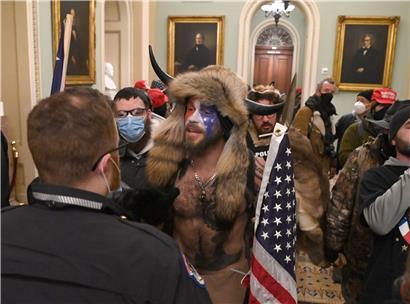 Was von Trump hängen bleibt: hässliche Bilder von seinen Anhängern im Washingtoner Kapitol – und hässliche Bilder von ihm selbst
