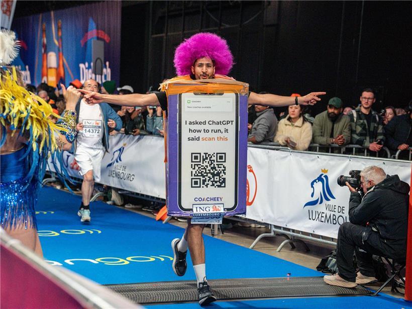Läufer in bunten, außergewöhnlichen Outfits beim ING Marathon auf der Strecke im Stadtbild