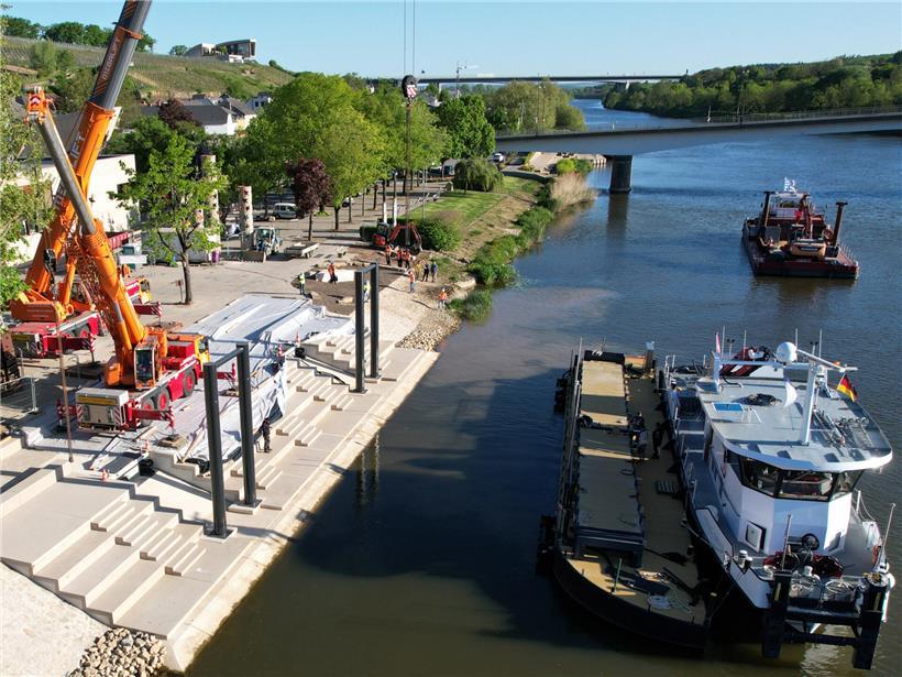 Schubschiff drückt Ponton langsam ans Ufer neben dem Europamuseum bei Bauarbeiten am Flussufer