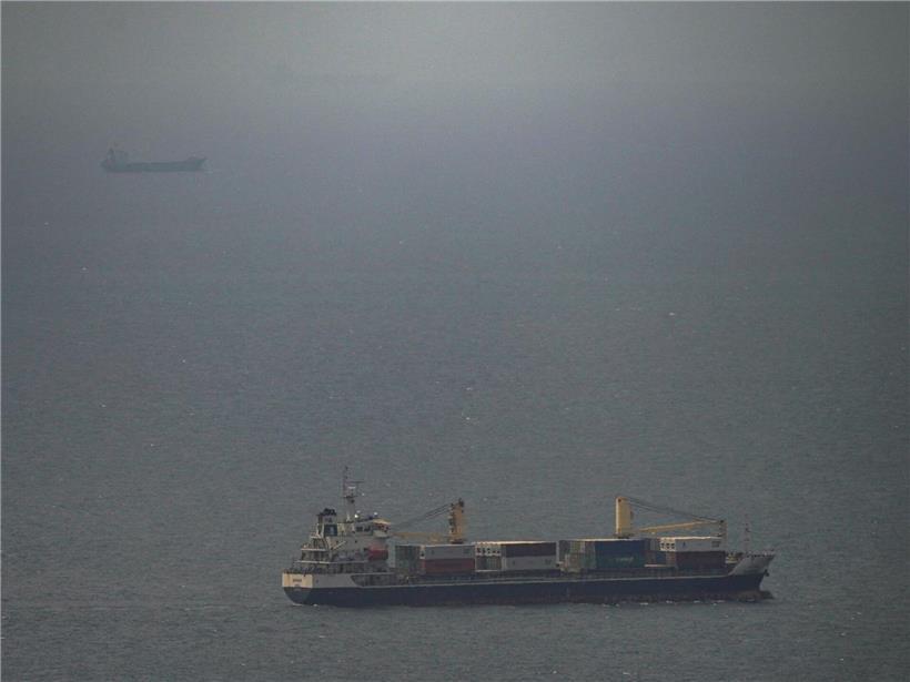 Washington fordert neues Abkommen, während Teheran die strategische Straße von Hormus kontrolliert und blockiert