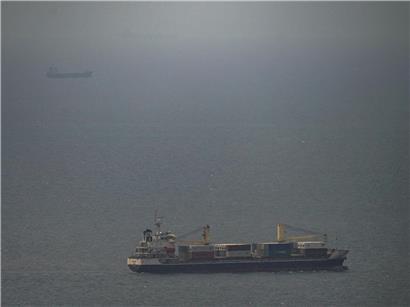 Washington fordert neues Abkommen, während Teheran die strategische Straße von Hormus kontrolliert und blockiert