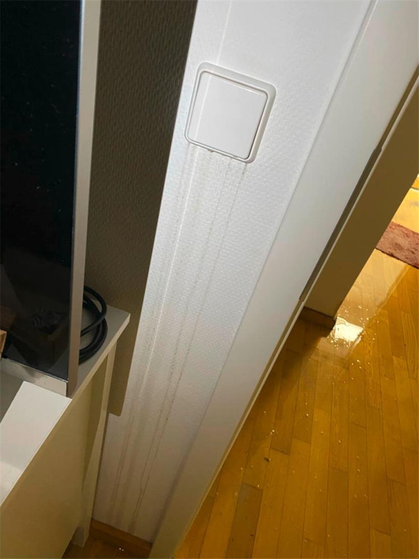 Wasser läuft aus einem Lichtschalter
