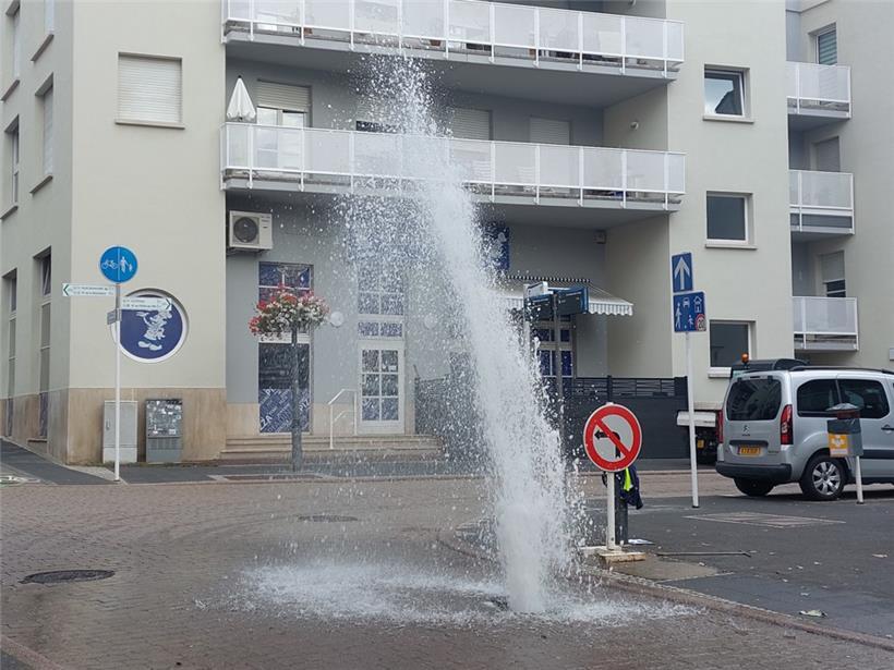 Wasser schießt aus Kanaldeckel in der avenue de la Gare
