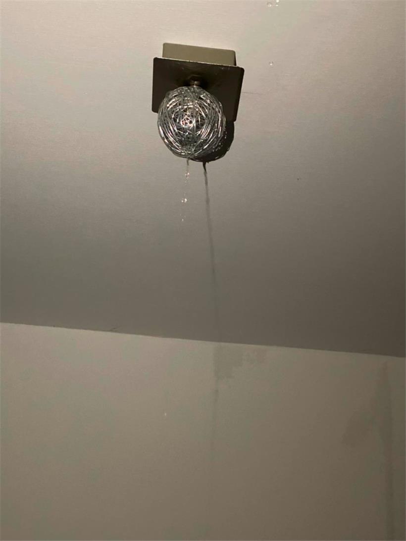 Wasser tropft aus einer Deckenlampe
