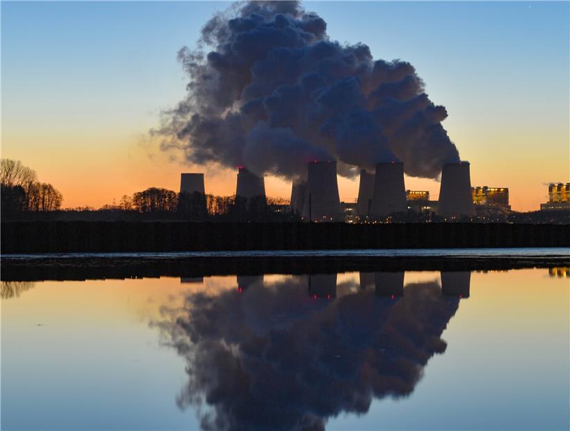 Wasserdampf steigt am frühen Morgen aus den Kühltürmen des Braunkohlekraftwerkes Jänschwalde der Lausitzer Energie Bergbau AG (LEAG)
