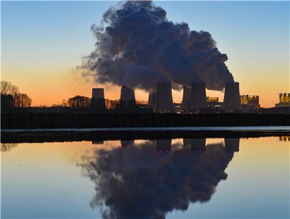 Wasserdampf steigt am frühen Morgen aus den Kühltürmen des Braunkohlekraftwerkes Jänschwalde der Lausitzer Energie Bergbau AG (LEAG)
