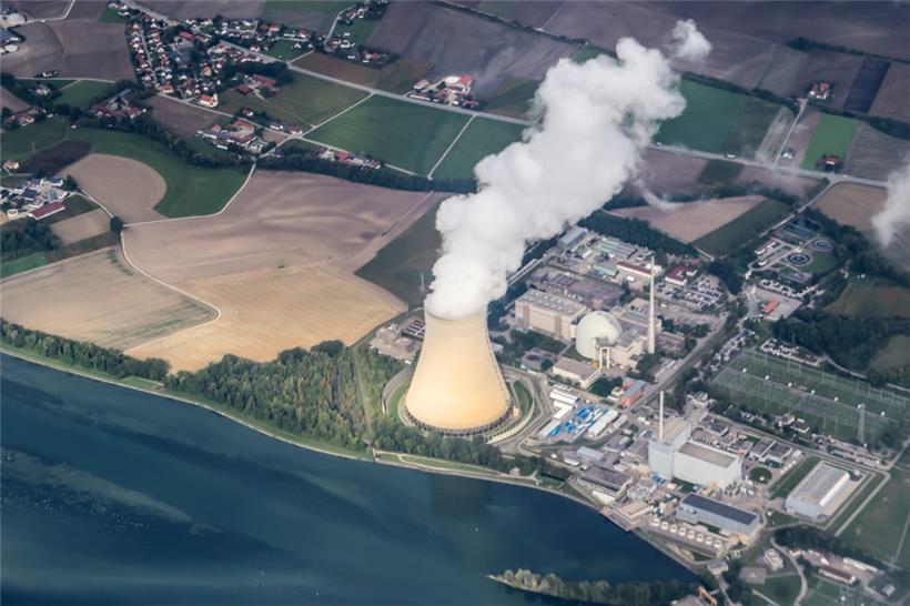 Wasserdampf steigt aus dem Kühlturm des Atomkraftwerks Isar 2 auf
