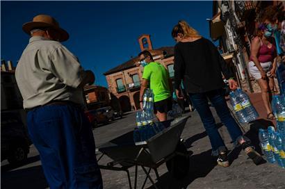 Wasserholen mit dem Schubkarren: In Lastras de Cuéllar wie in vielen anderen Ortschaften in Spanien ist das Leitungswasser ungenießbar
