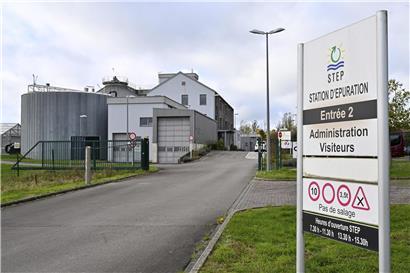 Illustration einer Kläranlage am Kanal mit Erklärungen zur Funktionsweise von „Wat leeft am Kanal“