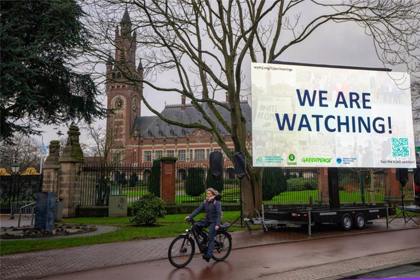 «We are Watching!» ist auf einem Plakat vor dem Internationalen Gerichtshof zu lesen
