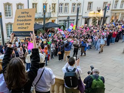 „We have the right to not be scared at night“, skandierten zum Abschluss des Abends mehrere Hundert Menschen vor der Abgeordnetenkammer in der Hauptstadt