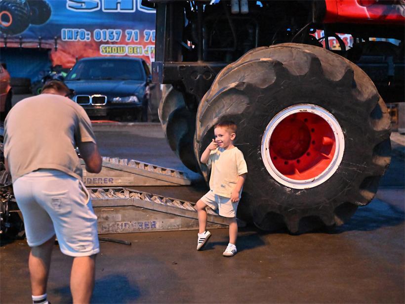 Rasante Stunts und Monstertrucks sorgen in Esch für Nervenkitzel