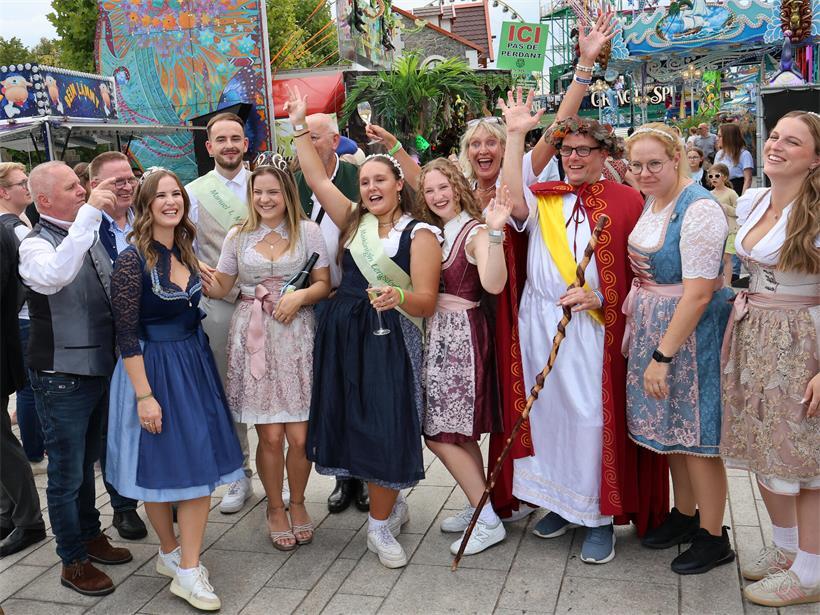 Weinköniginnen statten der „Schueberfouer“ einen Besuch ab