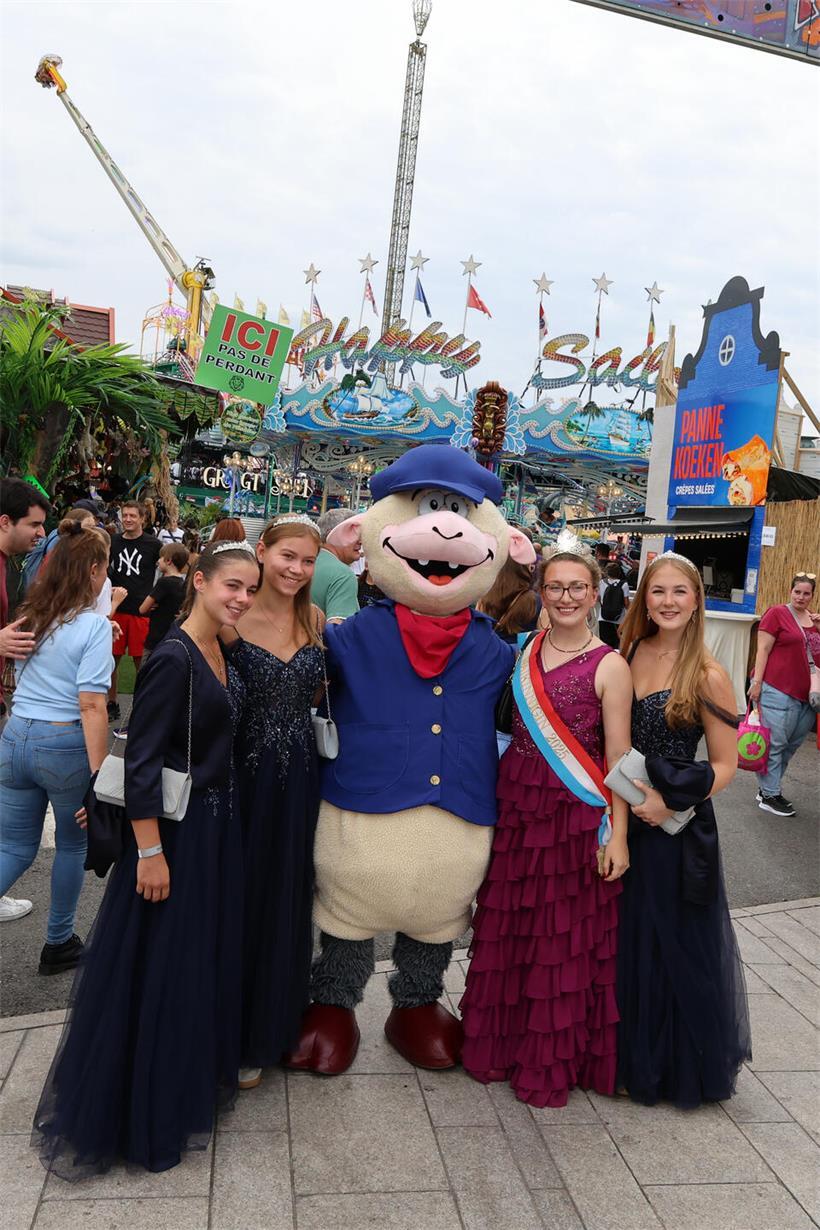 Weinköniginnen statten der „Schueberfouer“ einen Besuch ab