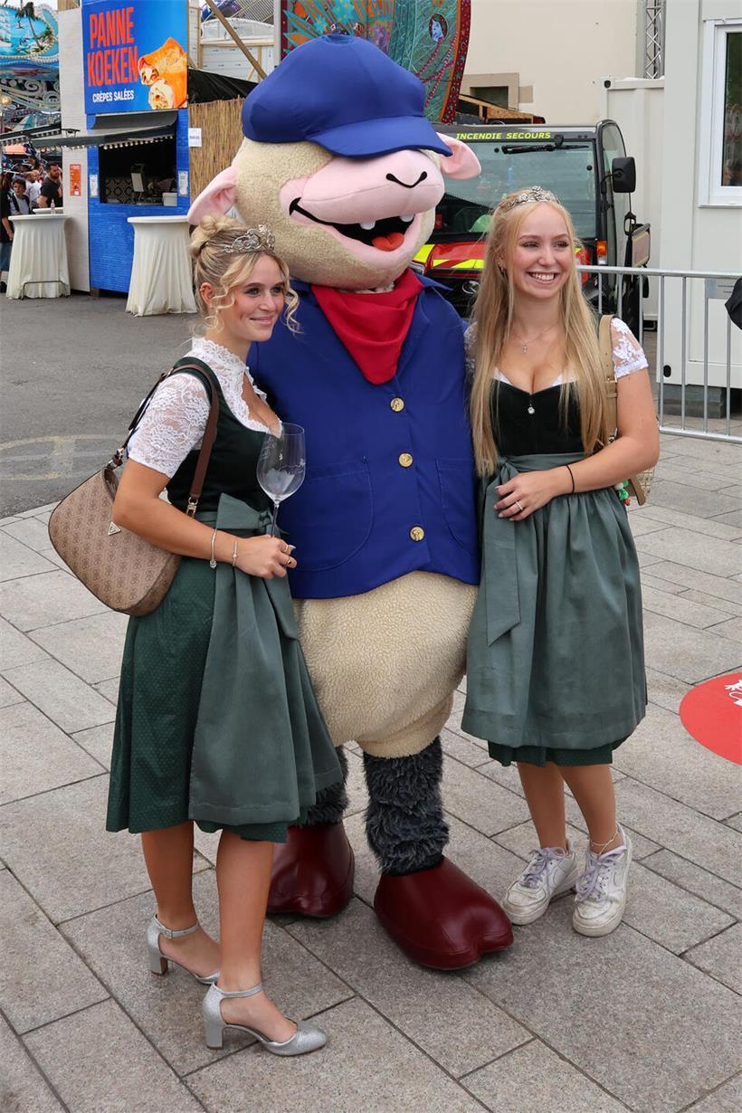 Weinköniginnen statten der „Schueberfouer“ einen Besuch ab