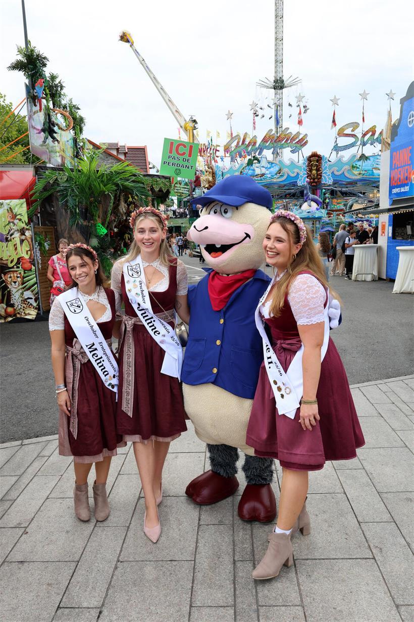 Weinköniginnen statten der „Schueberfouer“ einen Besuch ab