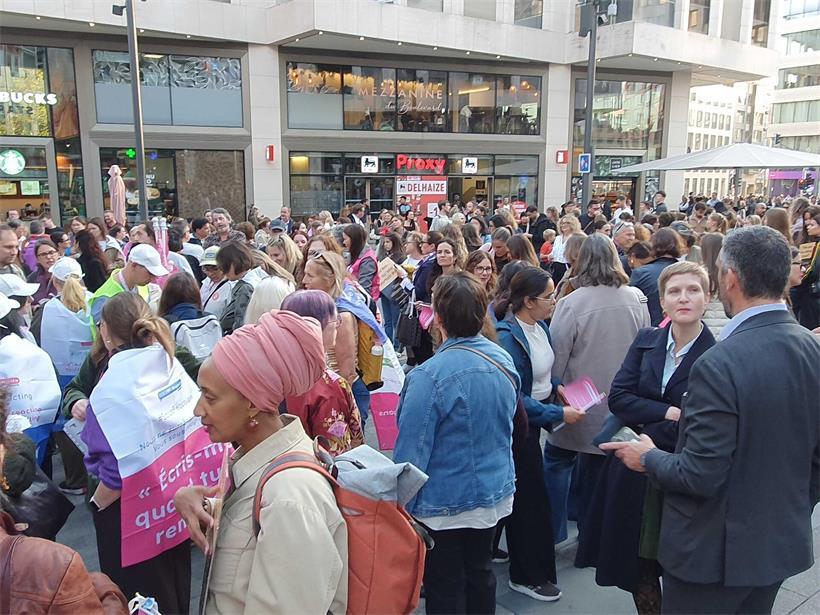 Hunderte Menschen gehen für Frauensicherheit auf die Straße