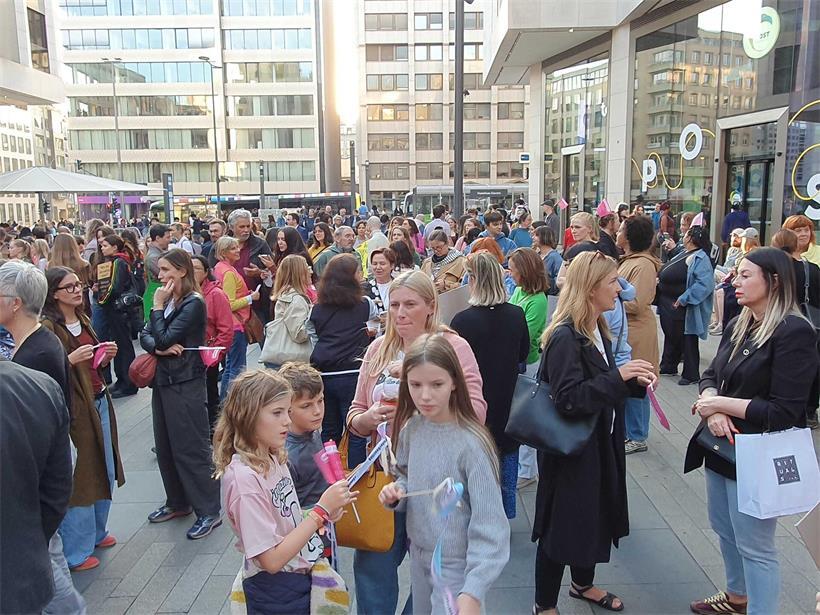 Hunderte Menschen gehen für Frauensicherheit auf die Straße