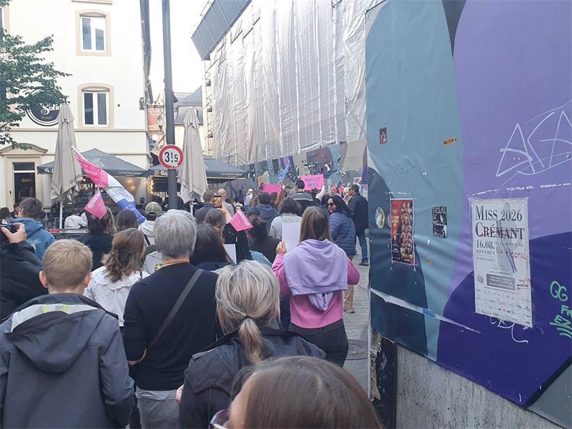 Hunderte Menschen gehen für Frauensicherheit auf die Straße