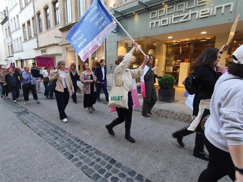 Hunderte Menschen gehen für Frauensicherheit auf die Straße