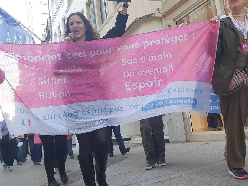 Hunderte Menschen gehen für Frauensicherheit auf die Straße