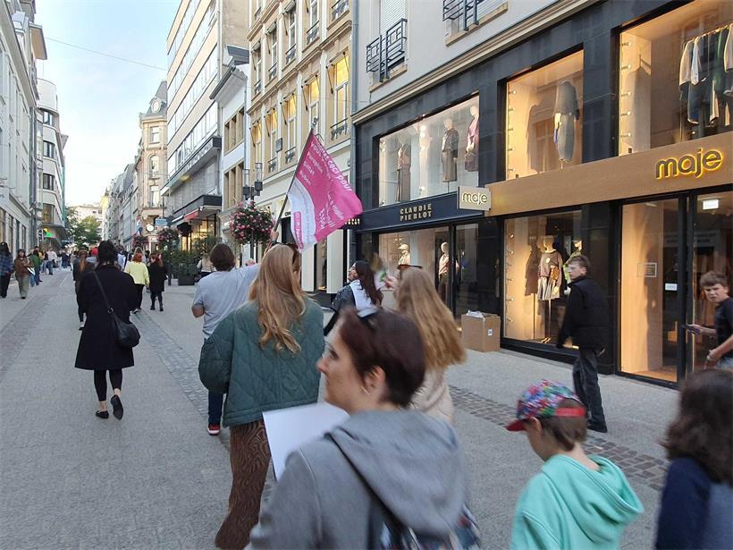 Hunderte Menschen gehen für Frauensicherheit auf die Straße