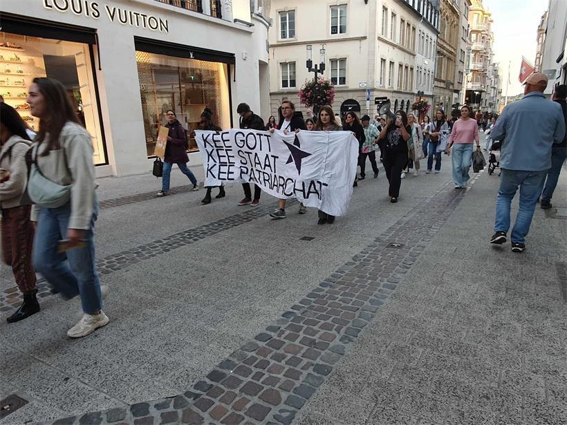 Hunderte Menschen gehen für Frauensicherheit auf die Straße
