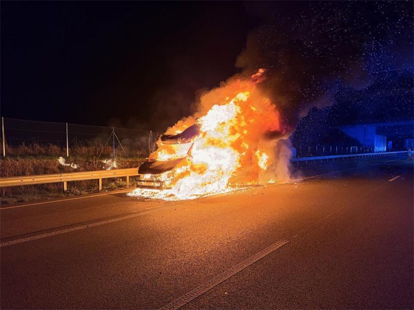 Lieferwagen-Brand legte Verkehr auf der A3 lahm